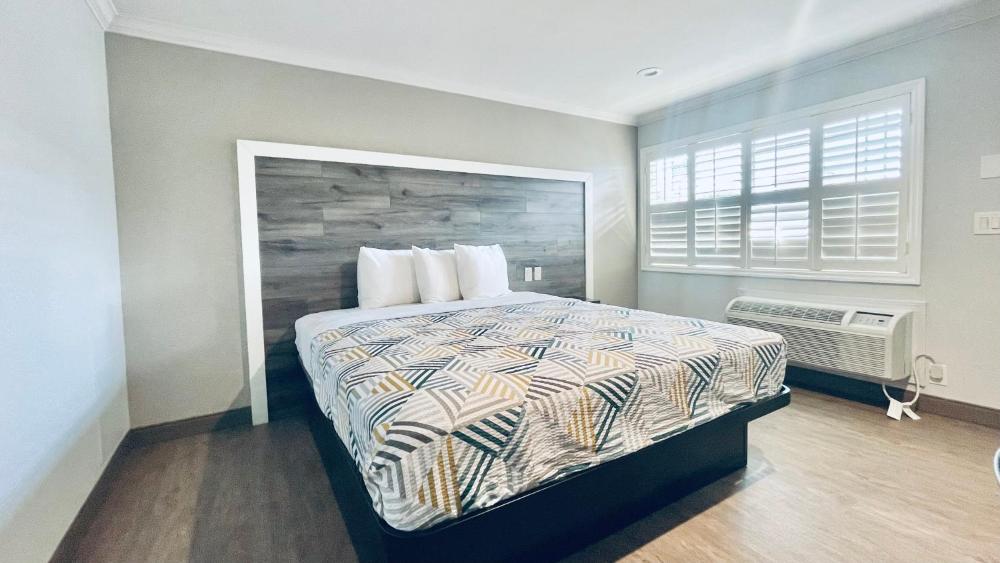 King Room with Roll-in Shower - Disability Access - Non-Smoking interior