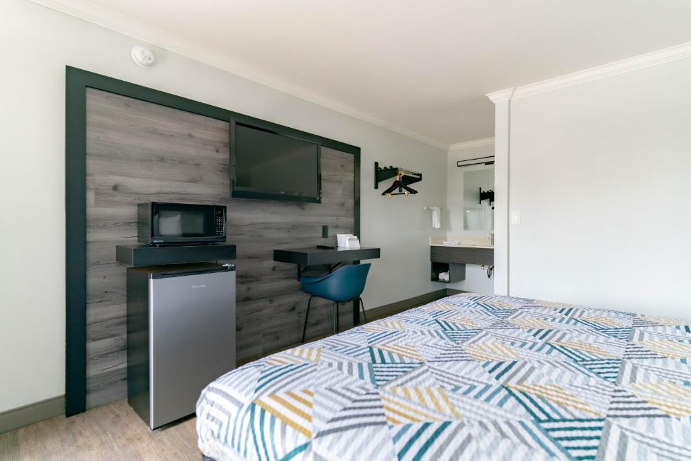 King Room - Non-Smoking interior